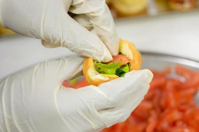 Assiette garnie de brochettes sur un ananas, accompagnée de légumes, sauces et bouchées frites.