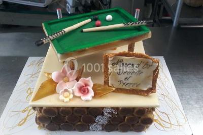 Table de buffet dressée en extérieur avec boissons, verrines, desserts et une pièce montée sur une nappe noire.