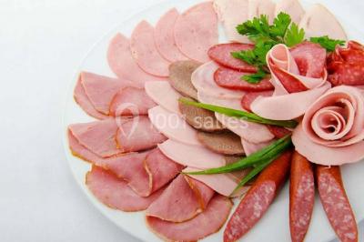 Affiche d'un traiteur proposant des services pour réceptions, mariages, baptêmes, anniversaires et repas à thème.