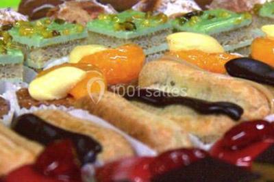 Affiche d'un traiteur proposant des services pour réceptions, mariages, baptêmes, anniversaires et repas à thème.