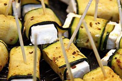 Affiche d'un traiteur proposant des services pour réceptions, mariages, baptêmes, anniversaires et repas à thème.