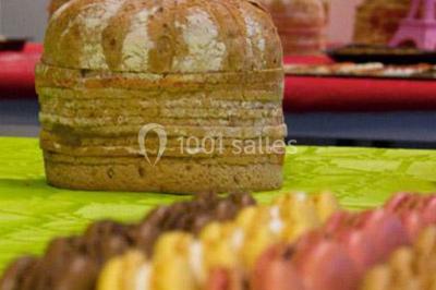 Affiche d'un traiteur nommé ’Le Régent’ proposant des services pour réceptions, mariages et autres événements.