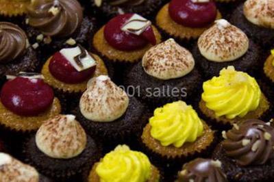 Affiche d'un traiteur nommé ’Le Régent’ proposant des services pour réceptions, mariages et autres événements.