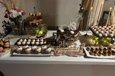 Buffet avec des plateaux d'huîtres, verrines et autres mets disposés sur une longue table dans une salle lumineuse.