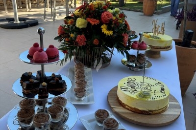 Buffet avec des plateaux d'huîtres, verrines et autres mets disposés sur une longue table dans une salle lumineuse.