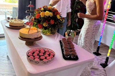 Buffet avec des plateaux d'huîtres, verrines et autres mets disposés sur une longue table dans une salle lumineuse.