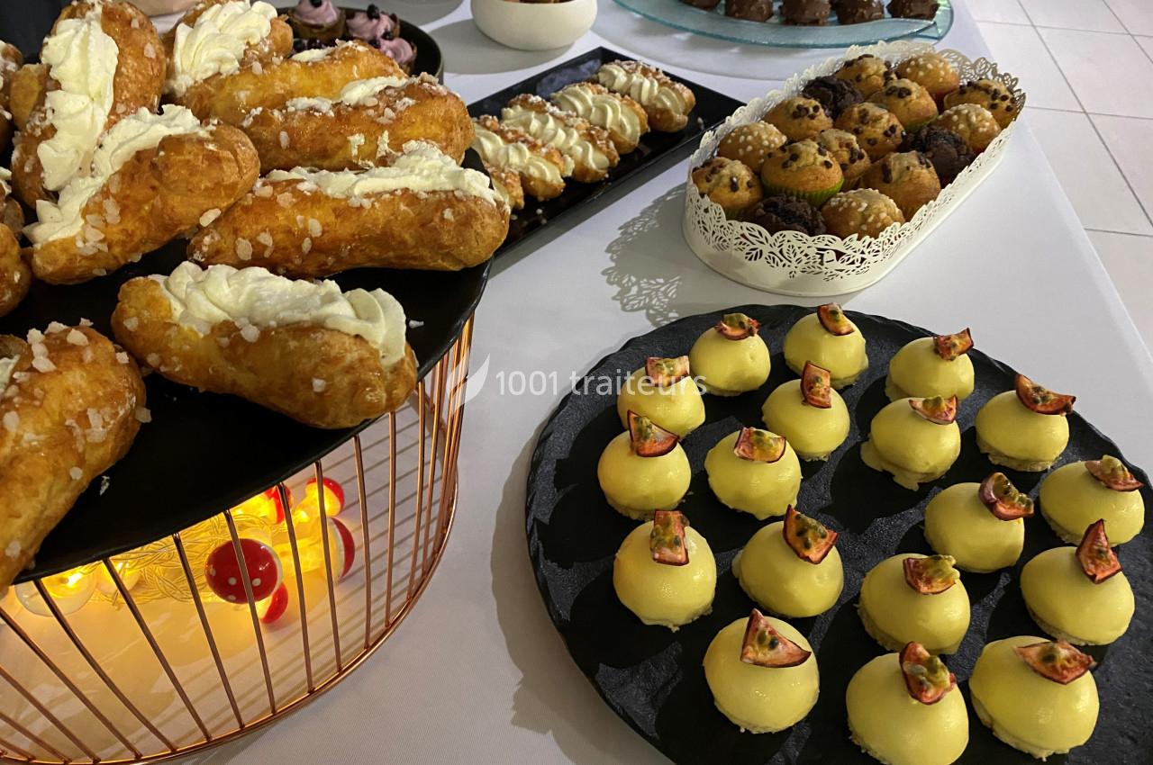 Plateaux de pâtisseries variées, incluant éclairs, choux et desserts décorés de morceaux de fruits.