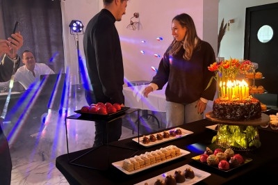Miniature Traiteur Martigues (Bouches-du-Rhône) - Traiteur Calabria - Le Domus #78 Buffet avec des plateaux d'huîtres, verrines et autres mets disposés sur une longue table dans une salle lumineuse.