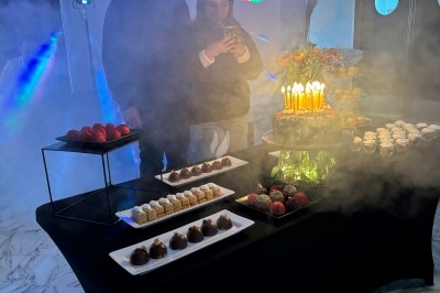 Miniature Traiteur Martigues (Bouches-du-Rhône) - Traiteur Calabria - Le Domus #79 Buffet avec des plateaux d'huîtres, verrines et autres mets disposés sur une longue table dans une salle lumineuse.