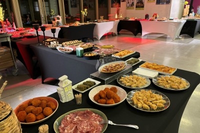 Miniature Traiteur Martigues (Bouches-du-Rhône) - Traiteur Calabria - Le Domus #83 Buffet avec des plateaux d'huîtres, verrines et autres mets disposés sur une longue table dans une salle lumineuse.