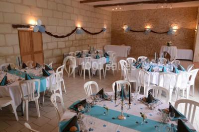 Chambre mansardée avec deux lits simples, parquet clair, poutres apparentes et lumière naturelle provenant d'un velux.