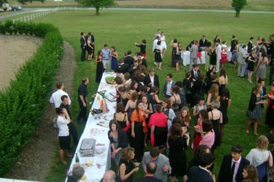 Chambre mansardée avec deux lits simples, parquet clair, poutres apparentes et lumière naturelle provenant d'un velux.
