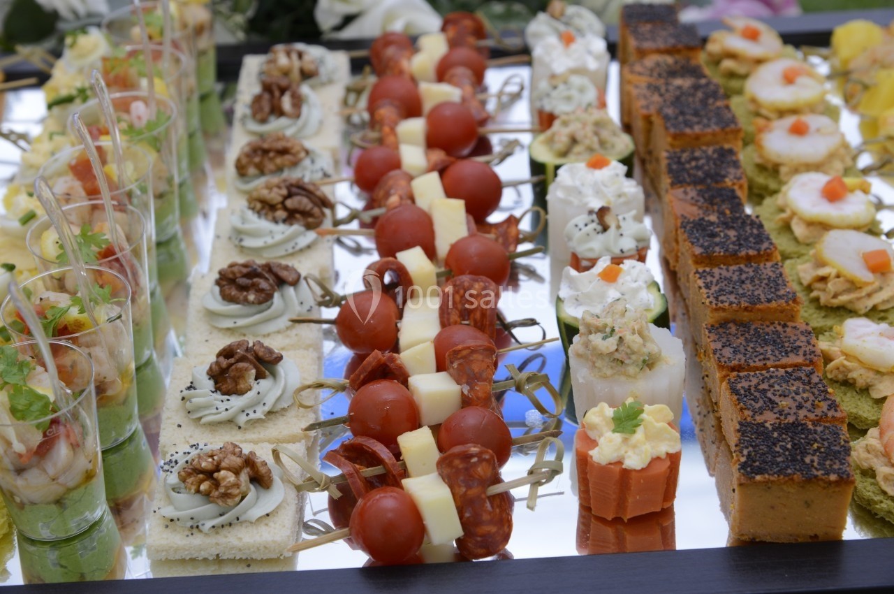 Plateau de canapés variés comprenant brochettes, verrines, toasts garnis et bouchées salées.