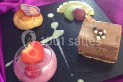 Chambre mansardée avec deux lits simples, parquet clair, poutres apparentes et lumière naturelle provenant d'un velux.