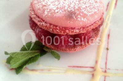 Chambre mansardée avec deux lits simples, parquet clair, poutres apparentes et lumière naturelle provenant d'un velux.