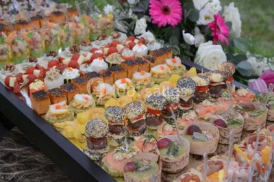Chambre mansardée avec deux lits simples, parquet clair, poutres apparentes et lumière naturelle provenant d'un velux.