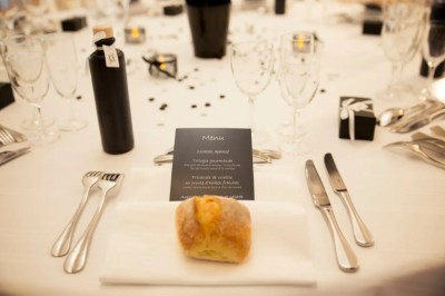 Chambre mansardée avec deux lits simples, parquet clair, poutres apparentes et lumière naturelle provenant d'un velux.