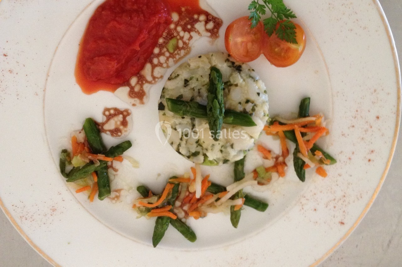 Assiette composée de légumes variés, purée de pommes de terre aux herbes, asperges et sauce tomate.