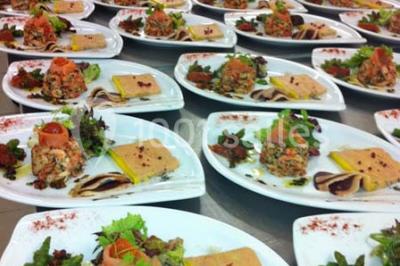 Chambre mansardée avec deux lits simples, parquet clair, poutres apparentes et lumière naturelle provenant d'un velux.