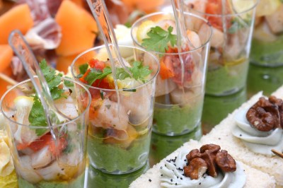 Chambre mansardée avec deux lits simples, parquet clair, poutres apparentes et lumière naturelle provenant d'un velux.