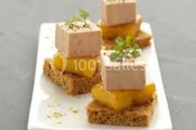 Blinis garnis de tranches de saumon fumé, crème aux herbes, rondelles de concombre et brins d'aneth.