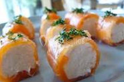 Blinis garnis de tranches de saumon fumé, crème aux herbes, rondelles de concombre et brins d'aneth.