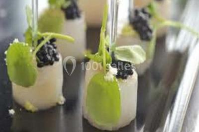 Blinis garnis de tranches de saumon fumé, crème aux herbes, rondelles de concombre et brins d'aneth.