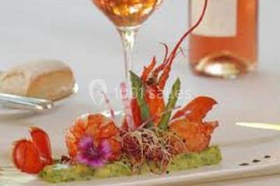 Blinis garnis de tranches de saumon fumé, crème aux herbes, rondelles de concombre et brins d'aneth.