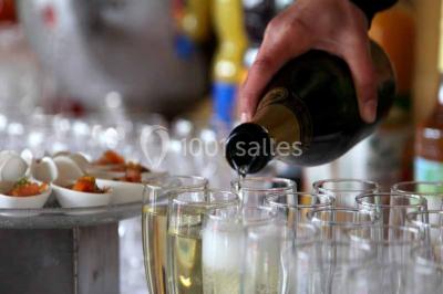 Plateau de canapés variés avec des garnitures salées, disposés de manière symétrique sur une surface métallique.