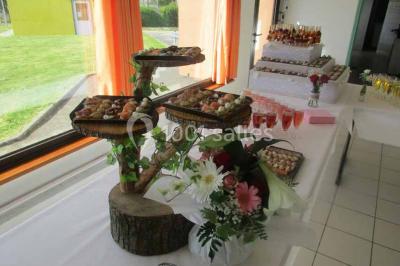 Plateau de canapés variés avec des garnitures salées, disposés de manière symétrique sur une surface métallique.