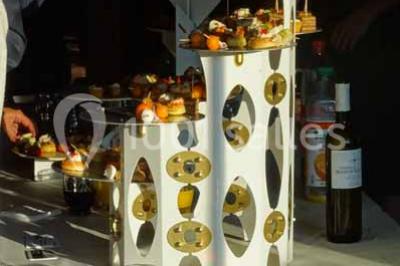 Plateau de canapés variés avec des garnitures salées, disposés de manière symétrique sur une surface métallique.