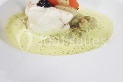 Plateau de canapés variés avec des garnitures salées, disposés de manière symétrique sur une surface métallique.