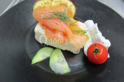 Plateau de canapés variés avec des garnitures salées, disposés de manière symétrique sur une surface métallique.