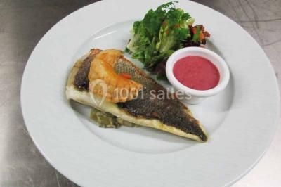 Plateau de canapés variés avec des garnitures salées, disposés de manière symétrique sur une surface métallique.