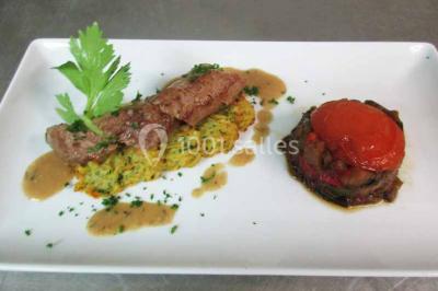 Plateau de canapés variés avec des garnitures salées, disposés de manière symétrique sur une surface métallique.