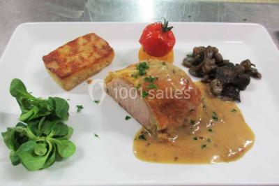 Plateau de canapés variés avec des garnitures salées, disposés de manière symétrique sur une surface métallique.