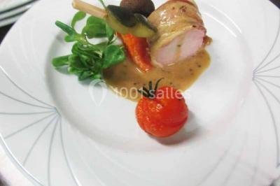 Plateau de canapés variés avec des garnitures salées, disposés de manière symétrique sur une surface métallique.