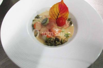 Plateau de canapés variés avec des garnitures salées, disposés de manière symétrique sur une surface métallique.