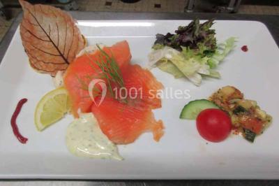 Plateau de canapés variés avec des garnitures salées, disposés de manière symétrique sur une surface métallique.