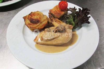 Plateau de canapés variés avec des garnitures salées, disposés de manière symétrique sur une surface métallique.