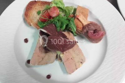 Plateau de canapés variés avec des garnitures salées, disposés de manière symétrique sur une surface métallique.