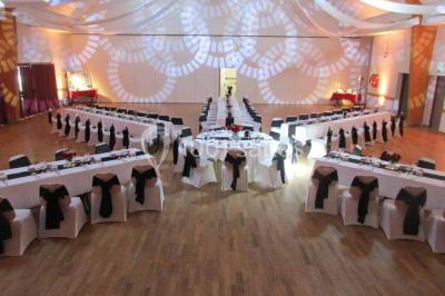 Plateau de canapés variés avec des garnitures salées, disposés de manière symétrique sur une surface métallique.