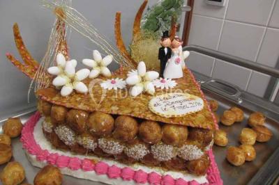 Plateau de canapés variés avec des garnitures salées, disposés de manière symétrique sur une surface métallique.