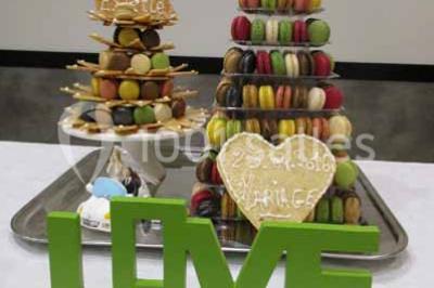 Plateau de canapés variés avec des garnitures salées, disposés de manière symétrique sur une surface métallique.