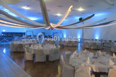 Plateau de canapés variés avec des garnitures salées, disposés de manière symétrique sur une surface métallique.