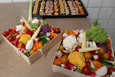 Plateau de canapés variés avec des garnitures salées, disposés de manière symétrique sur une surface métallique.