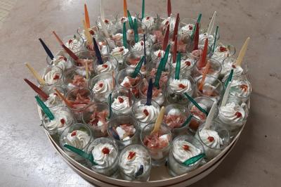 Plateau de canapés variés avec des garnitures salées, disposés de manière symétrique sur une surface métallique.