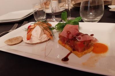 Plateau de canapés variés avec des garnitures salées, disposés de manière symétrique sur une surface métallique.