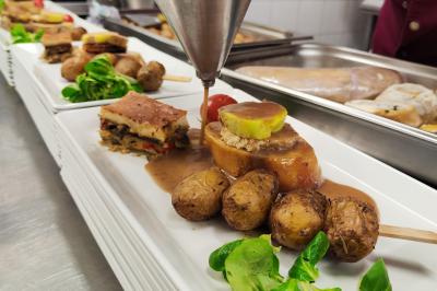 Plateau de canapés variés avec des garnitures salées, disposés de manière symétrique sur une surface métallique.