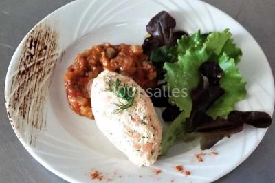 Tour de choux décorée avec des fleurs et des étincelles, entourée de desserts sur une table de réception.